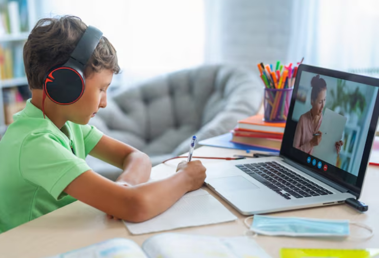  a kid leaning spoken english in online