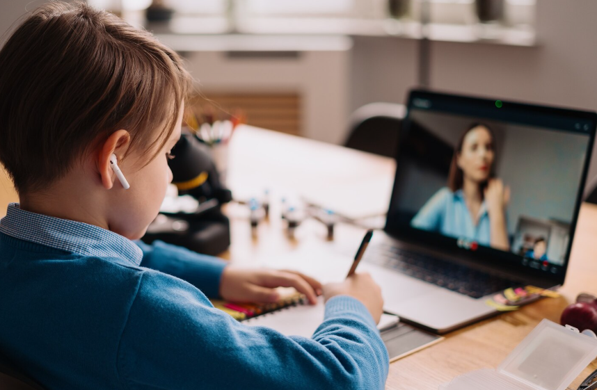 a kid learning spoken english through 1-on-1 online classes