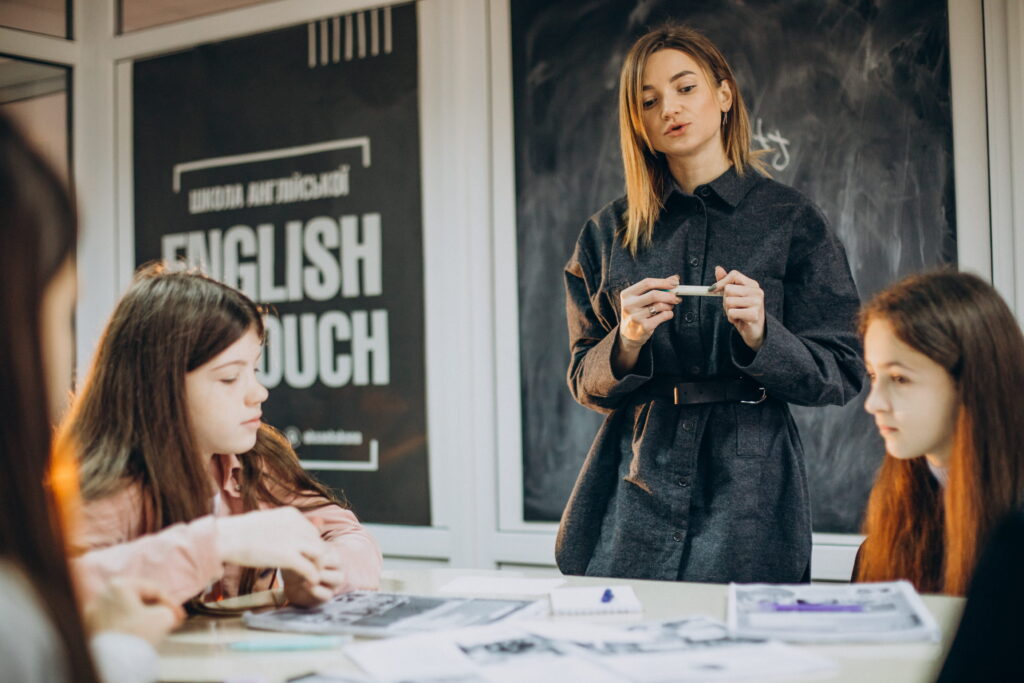 TEACHER TEACHING SPOKEN ENGLISH