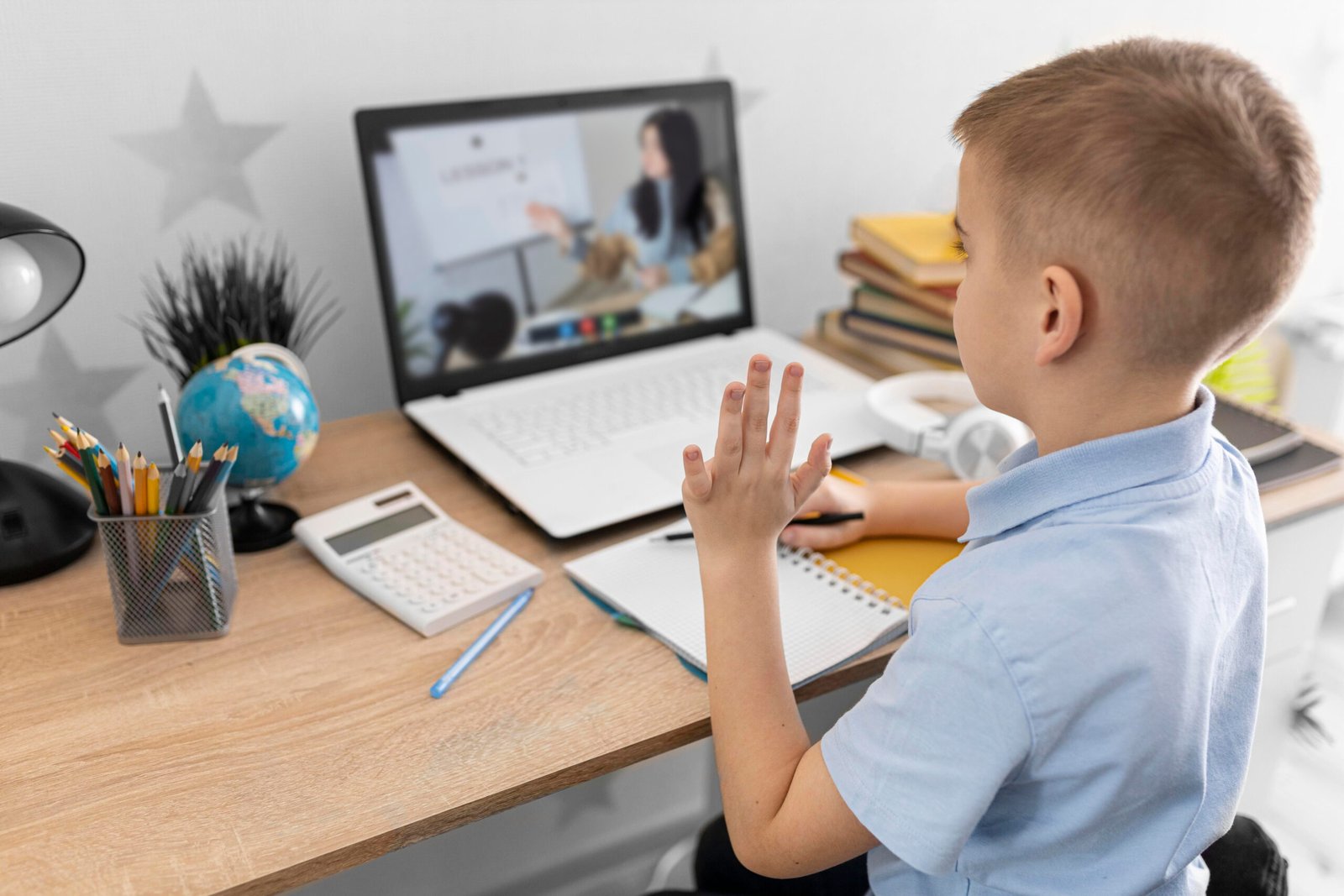 a kid leaning english through 1-on-1 classes